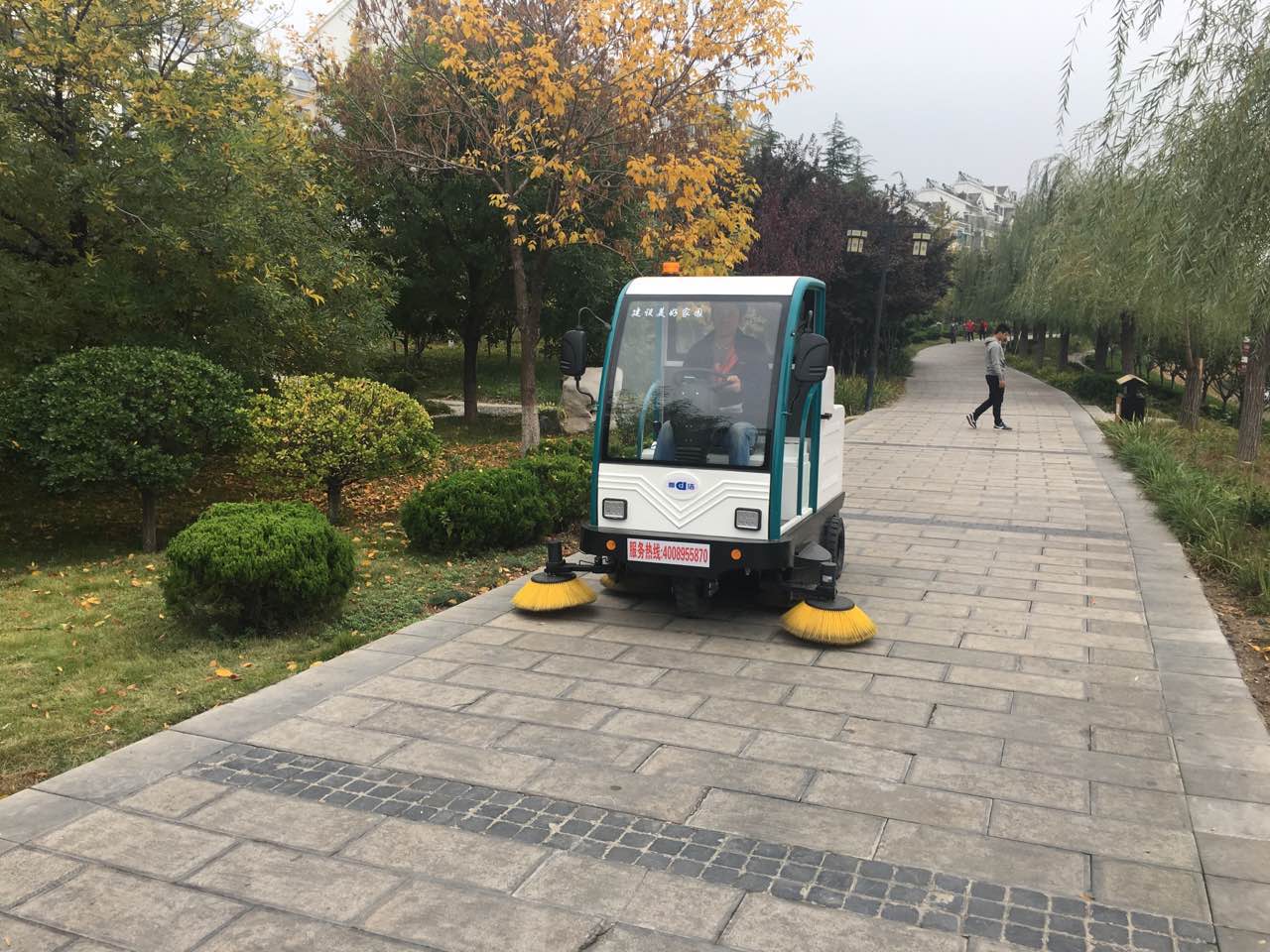 小型道路清掃車